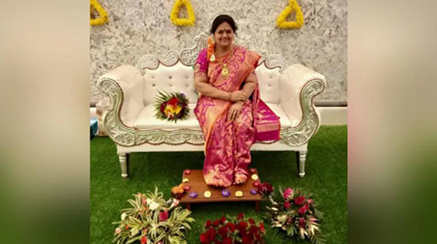 Ölen eşinin balmumu heykelini yaptırıp evin baş köşesine koydu