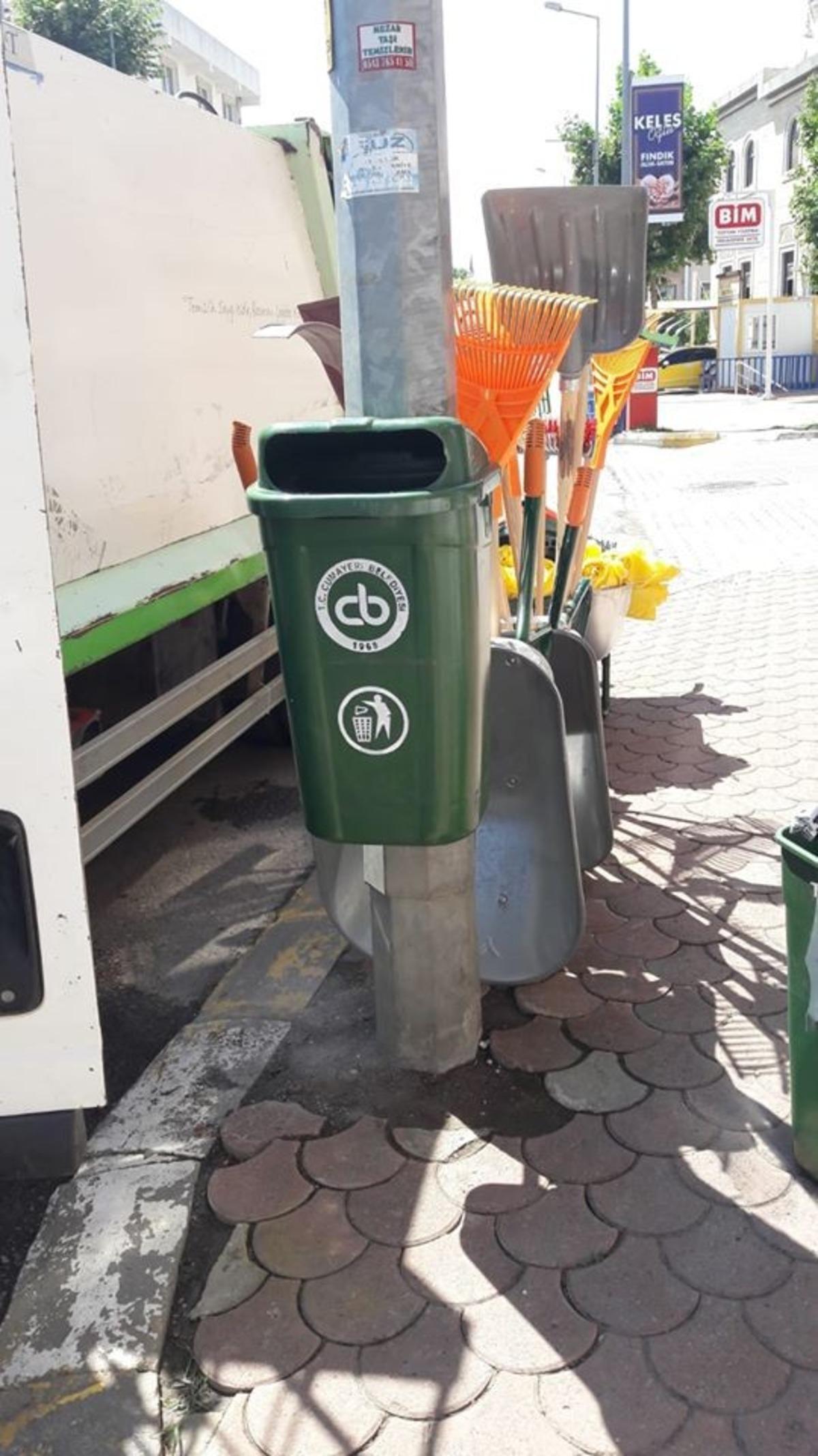 İl&ccedil;enin d&ouml;rt bir yanında &ccedil;&ouml;p kovaları yerleştirildi
