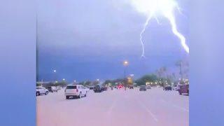 ABD'deki Disney stüdyolarına yıldırım düşme anı kamerada