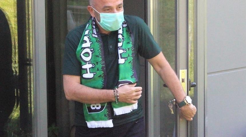 Kocelispor Başkanı H&uuml;seyin &Uuml;z&uuml;lmez, evinin bah&ccedil;esini kul&uuml;p binasına &ccedil;evirdi