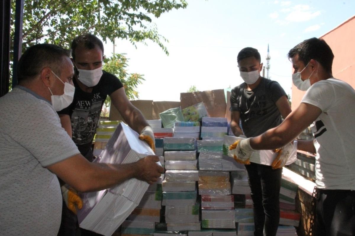 &Uuml;cretsiz ders kitapları okullara dağıtılmaya başlandı