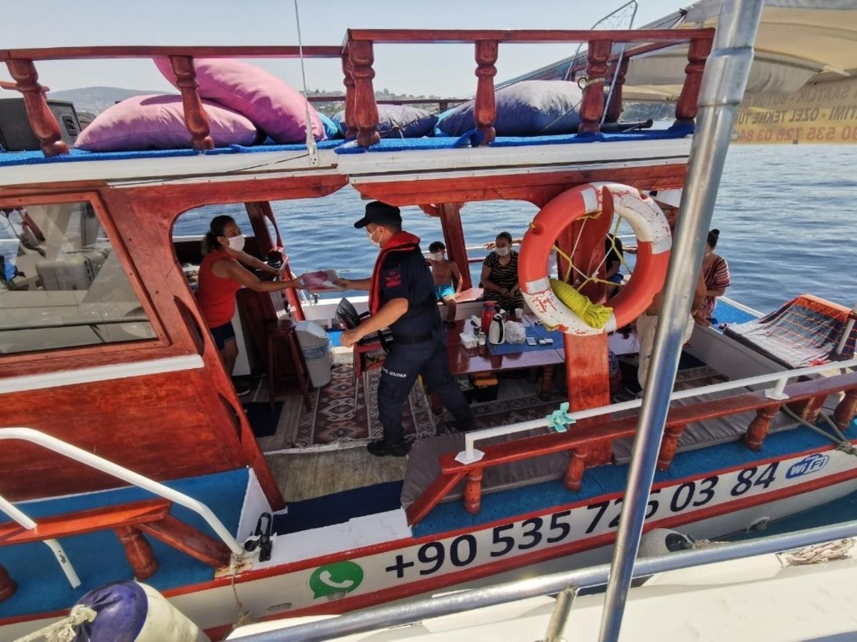 Sahil g&uuml;venlikten Kuşadası K&ouml;rfezi&rsquo;nde maske ve sosyal mesafe denetimi