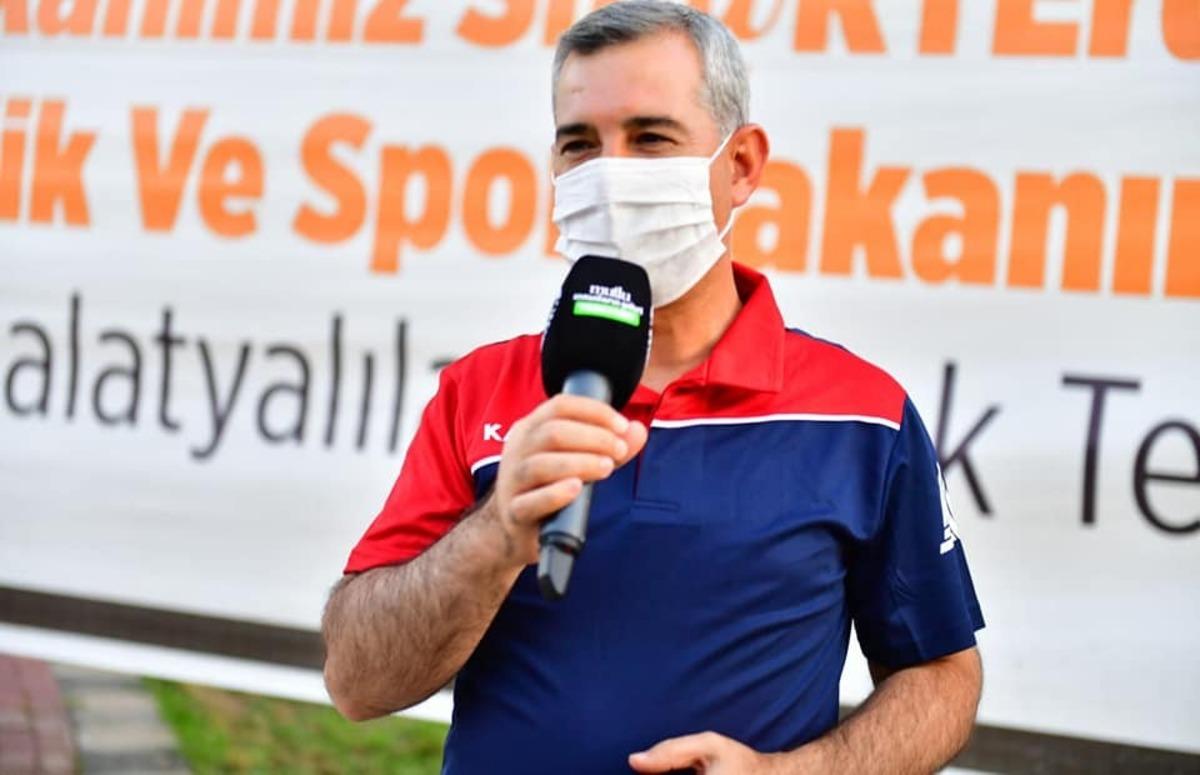 &Ccedil;ınar, halı saha a&ccedil;ılışında forma giydi