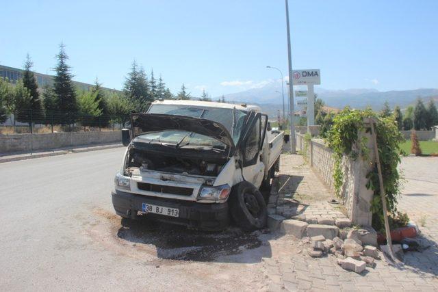 Direksiyon hakimiyetini kaybeden minibüs duvara çarptı