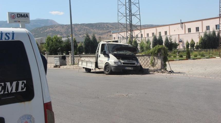 Direksiyon hakimiyetini kaybeden minibüs duvara çarptı