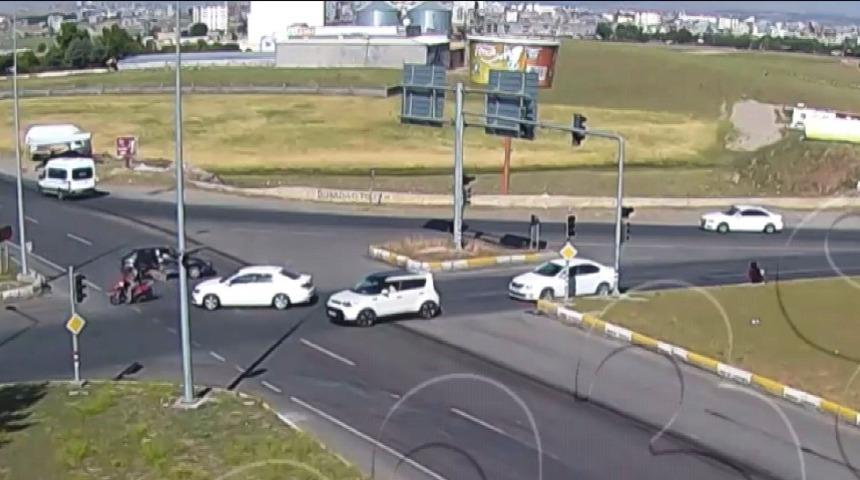 Kırmızı ışıktan ge&ccedil;ince karşıdan gelen otomobille &ccedil;arpıştı