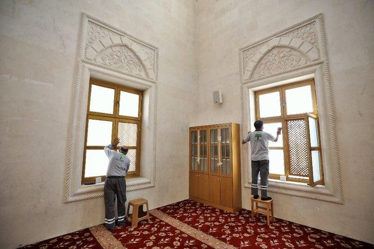 Camiler temizlenip dezenfekte ediliyor G2