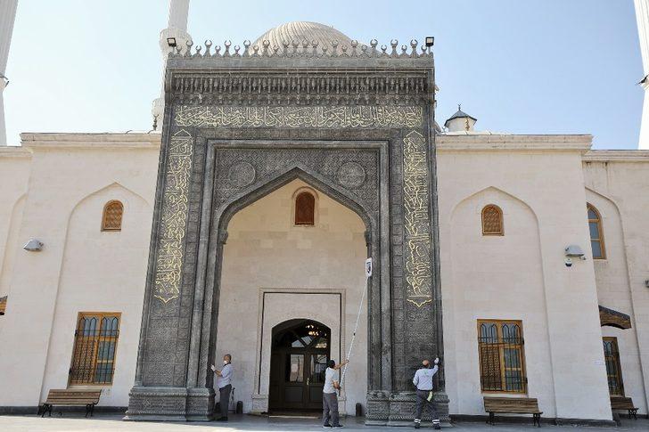 Camiler temizlenip dezenfekte ediliyor G5