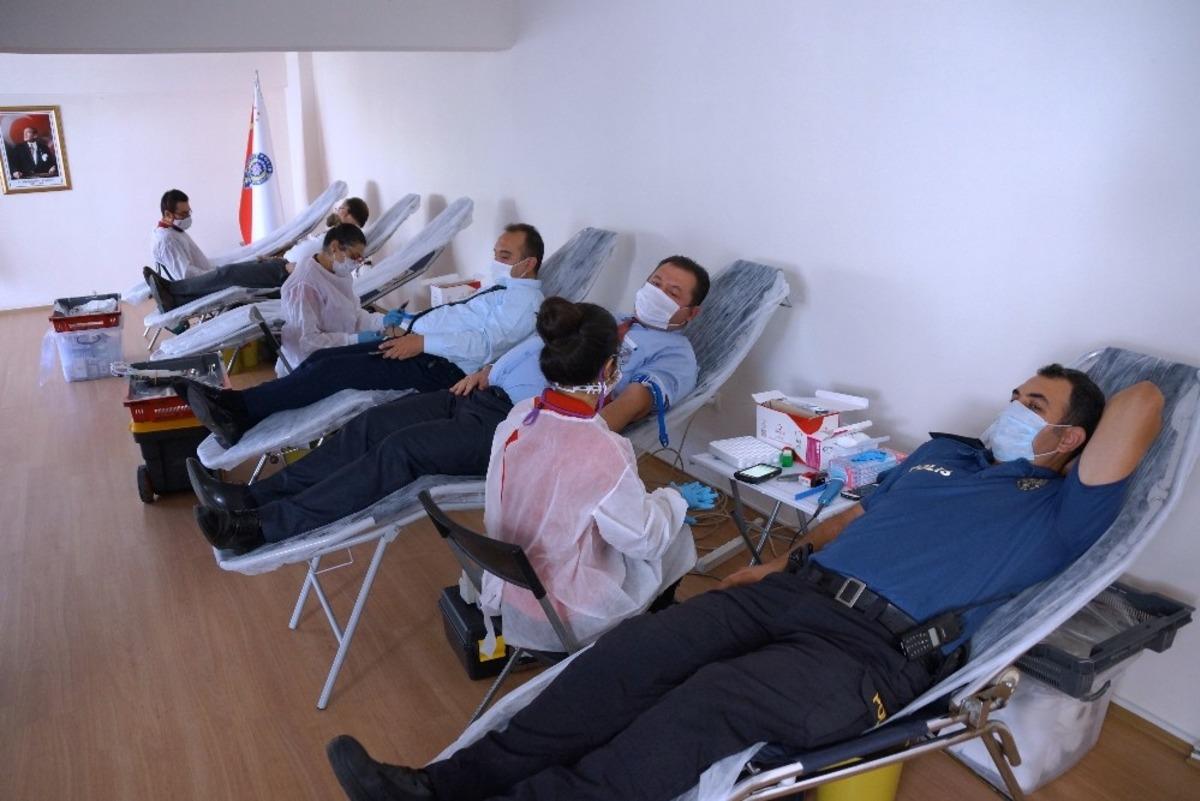 Aydın İl Emniyet M&uuml;d&uuml;r&uuml; Ekici: &ldquo;Kanımızla, canımızla milletimizin emrindeyiz&rdquo;