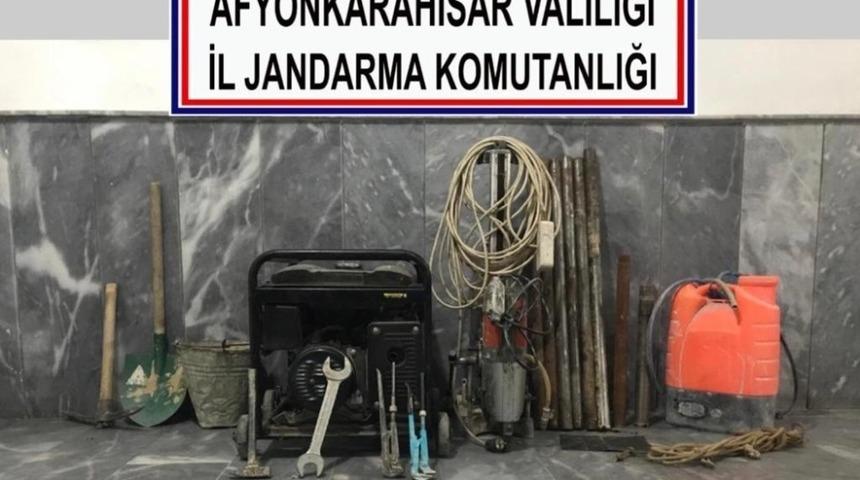 Ka&ccedil;ak kazı yapan 5 ş&uuml;pheli jandarma tarafından g&ouml;zaltına alındı