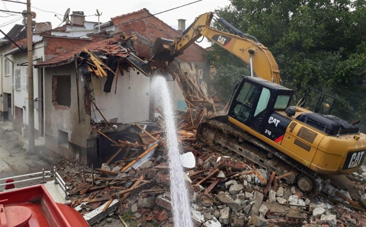 K&uuml;tahya&rsquo;da metruk binaların yıkımı hızlandı
