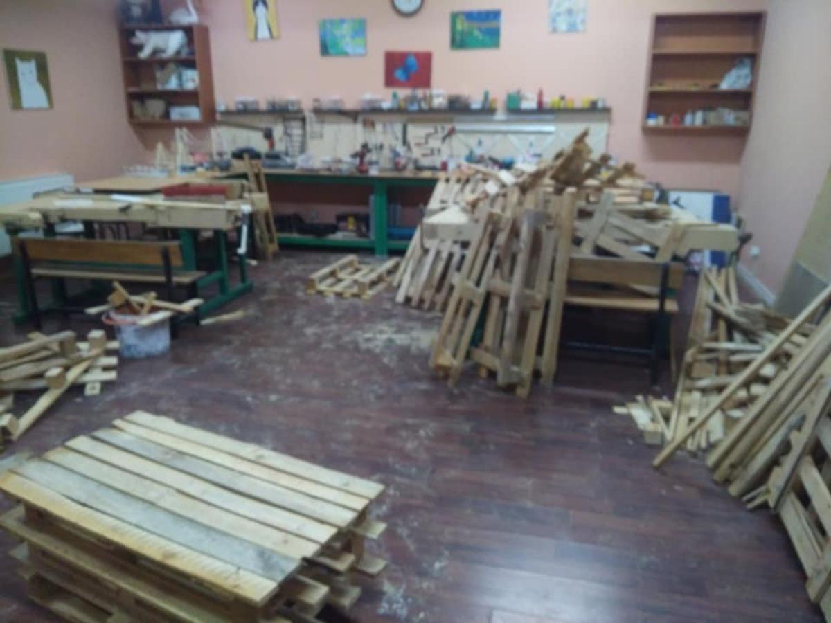 &Ccedil;&ouml;pe atılacak malzemelerle oturma alanları yaptı