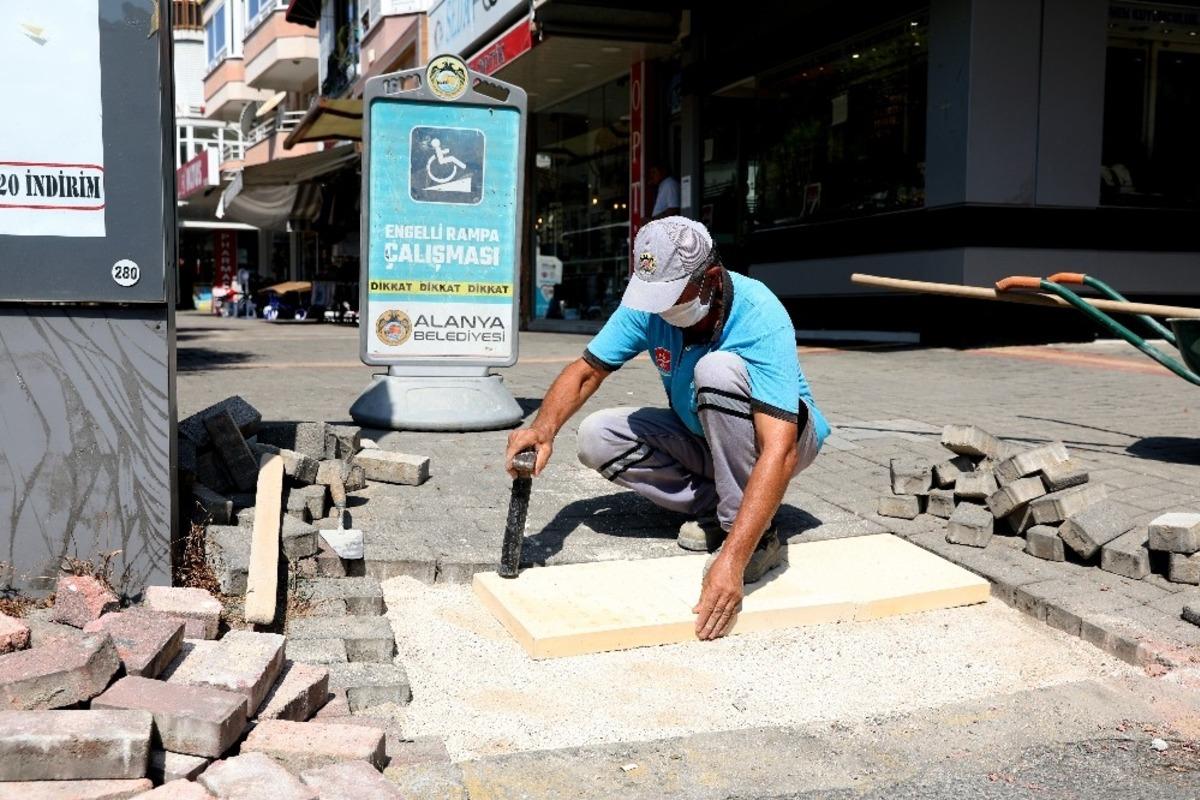 Alanya&rsquo;da kaldırımlardaki engeller kaldırılıyor