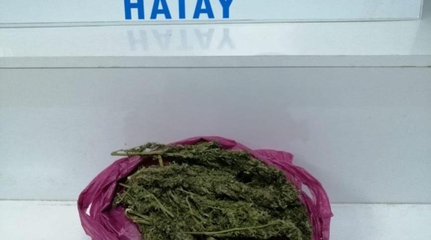 Otomobilden uyuşturucu ve tabanca &ccedil;ıktı: 2 g&ouml;zaltı