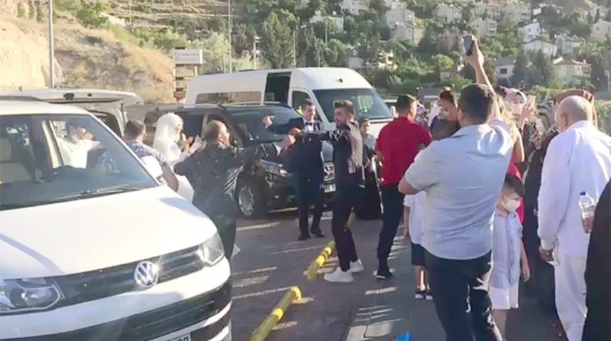 D&uuml;ğ&uuml;n salonundan &ouml;nce şehir manzarasına karşı g&ouml;bek attılar