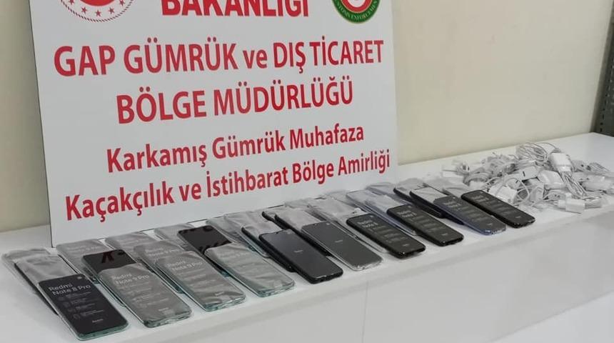 Sınır kapısında telefon ile sigara ele ge&ccedil;irildi