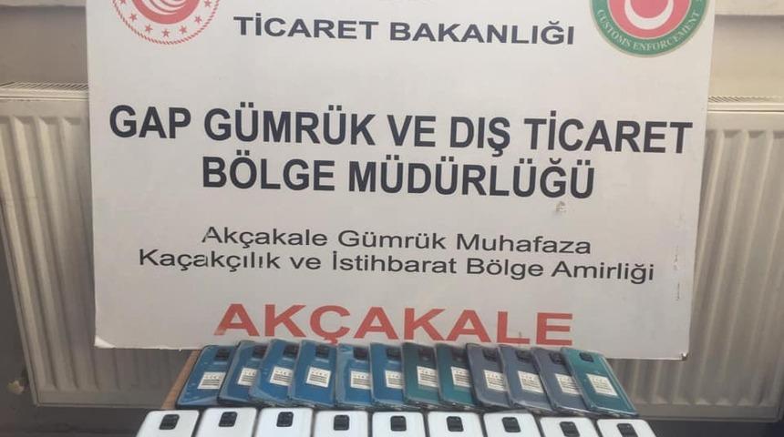 G&uuml;mr&uuml;k muhafaza ekipleri 21 adet ka&ccedil;ak cep telefonu ele ge&ccedil;irdi