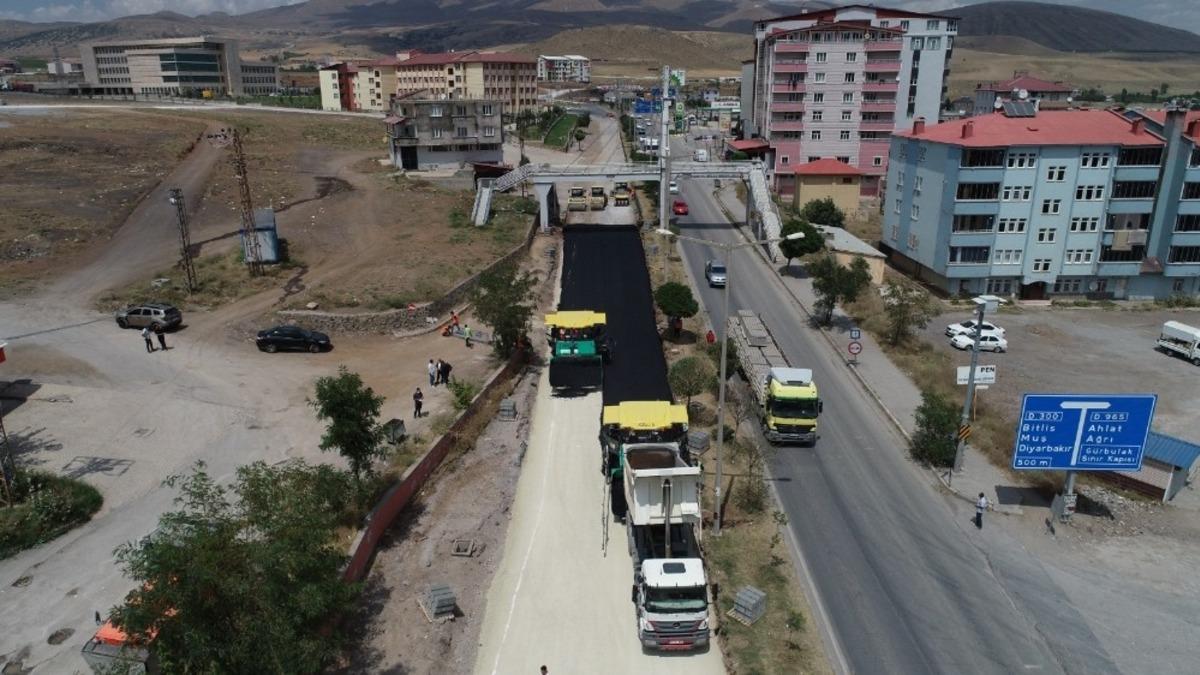 Cumhuriyet Caddesi&rsquo;nde sıcak asfalt serimi başladı