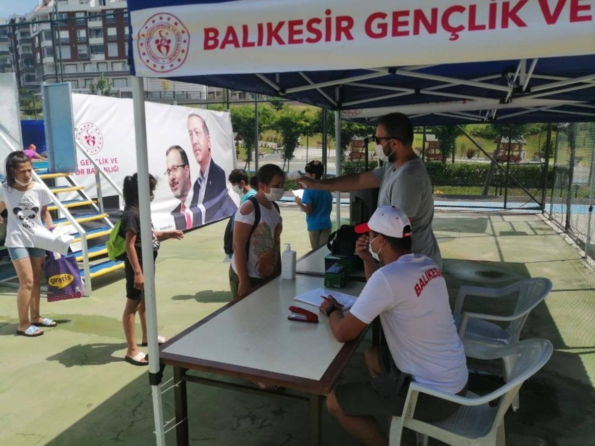 Balıkesir&rsquo;de gen&ccedil;ler spor faaliyetlerini s&uuml;rd&uuml;r&uuml;yor