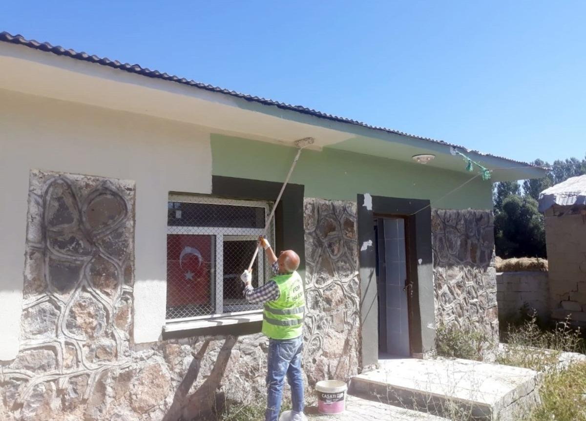 Van b&uuml;y&uuml;kşehir belediyesi okulları onarıyor