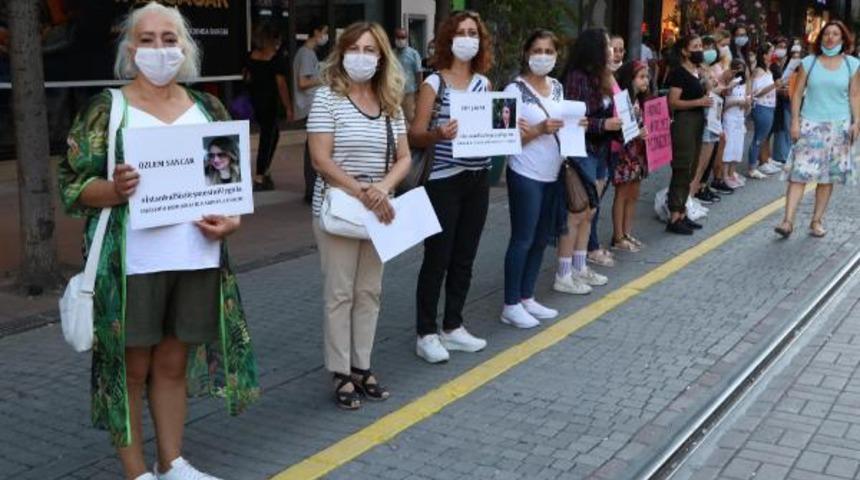 Eskişehir'de kadınlardan şiddete karşı insan zinciri