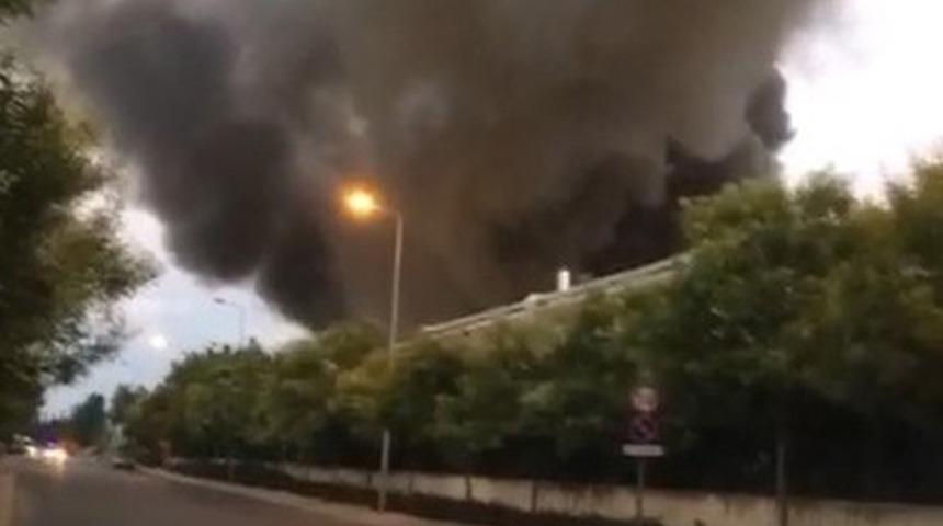 Antalya'da korkutan yangın! Fabrikadan dumanlar y&uuml;kseldi