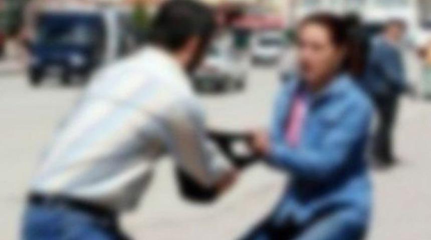 Kocaeli'de bankadan çıkan kadını yerde sürükleyerek çantasını gasbettiler