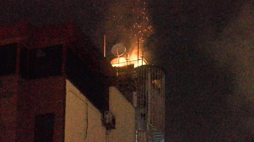 Fatih'te 8 katlı binada korkutan yangın