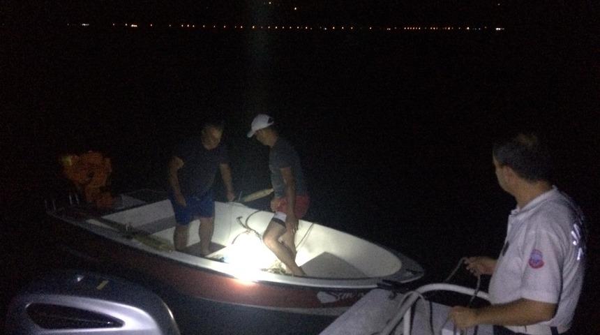 İznik Gölü'nde mahsur kalan 2 balıkçı kurtarıldı