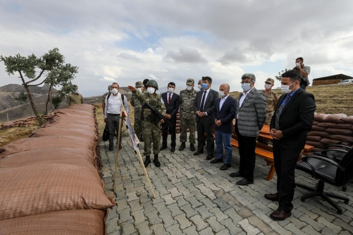Vali Bilmez sınır hattında g&uuml;venlik duvarını inceledi