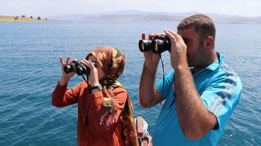 Görüntüler kenti ayağa kaldırdı! Van Gölü'nde dürbünle 'canavar' aradılar