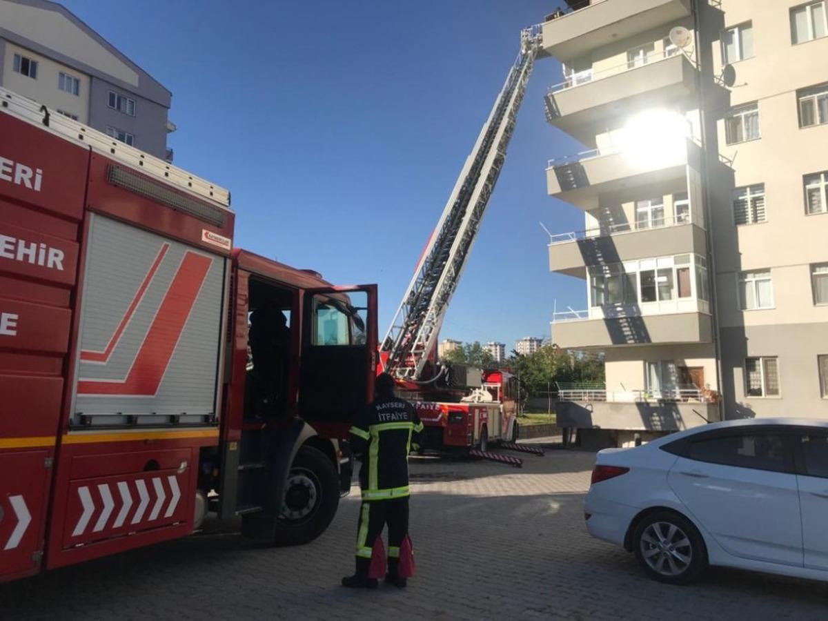 Balkonda &ccedil;ıkan yangında dumandan zehirlenen 2 kişi tedavi altına alındı