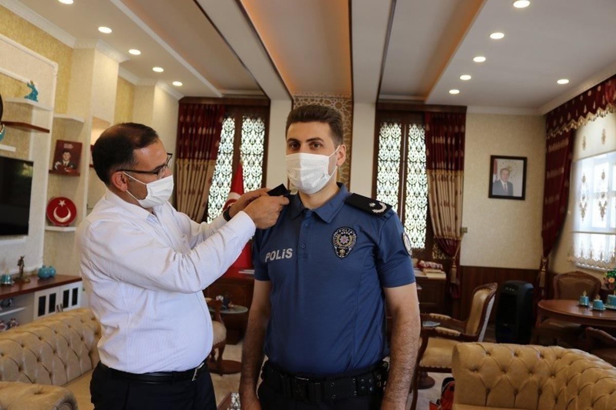 Terfi eden il&ccedil;e emniyet amiri Kırtıl&rsquo;ın apoletlerini Kaymakam Sayar taktı