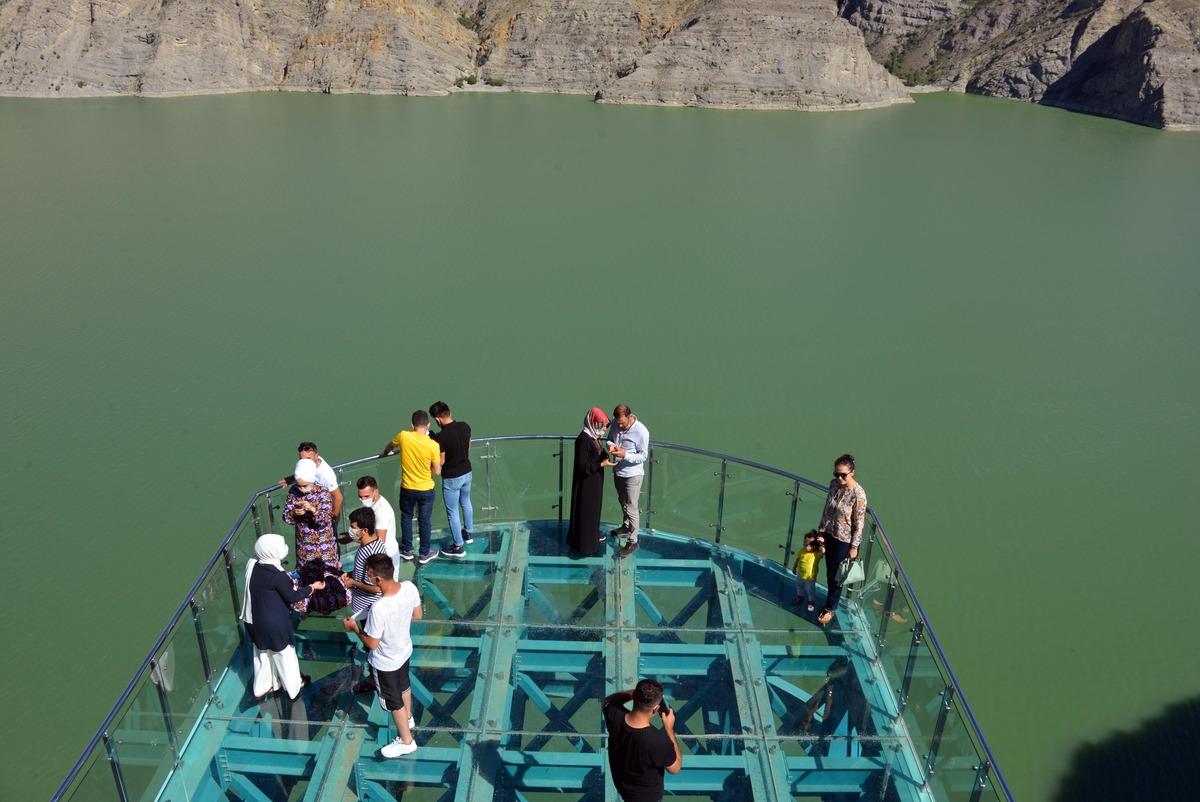 T&uuml;rkiye'nin en b&uuml;y&uuml;k seyir terası! Akın akın gidiyorlar