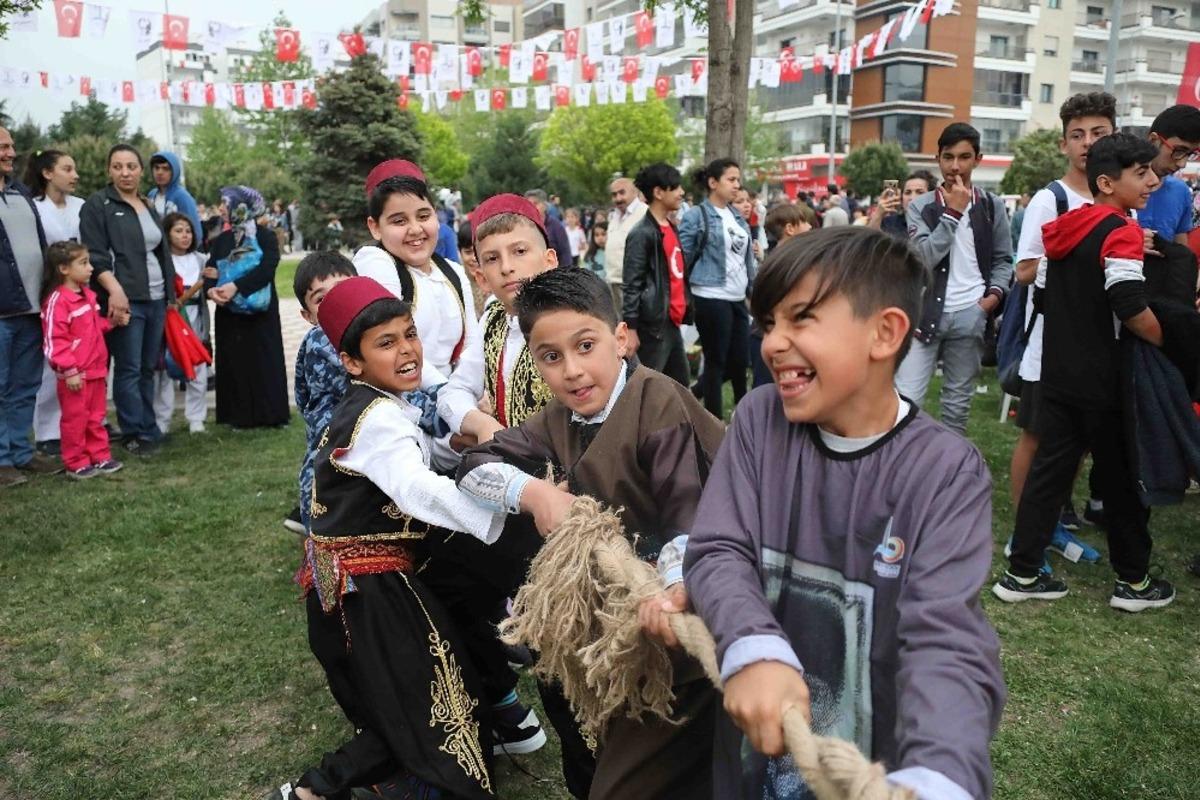 Bayraklı Belediyesinden &ccedil;ocuklara s&uuml;rpriz etkinlik