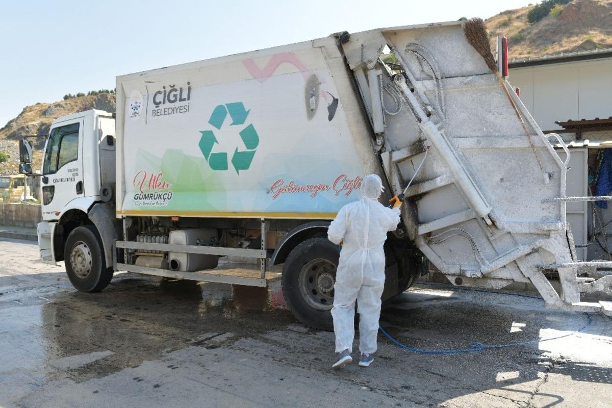 &Ccedil;iğli&rsquo;de &ccedil;&ouml;p kamyonlarına korona vir&uuml;s dezenfeksiyonu