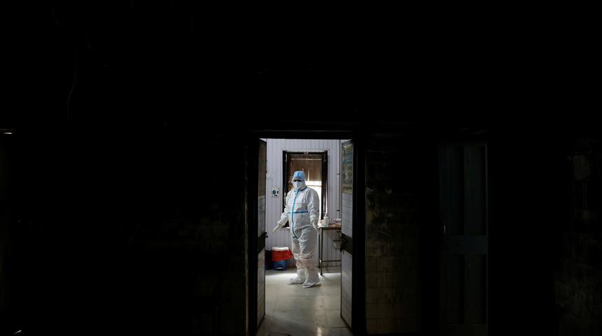 'Kesin kanıt' bulundu: Koronavir&uuml;s havada asılı kalıyor, 2 metre yetersiz