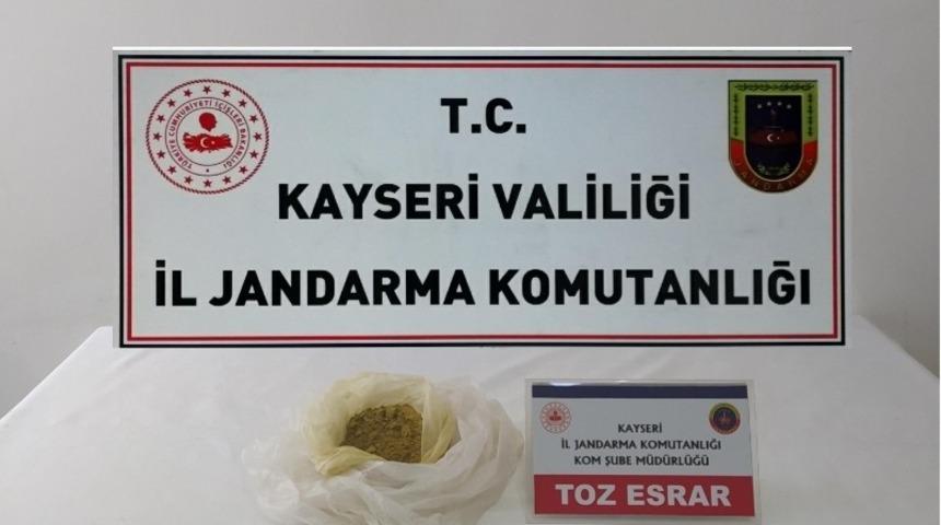 &Uuml;zerinden toz esrar &ccedil;ıkan şahıs g&ouml;zaltına alındı