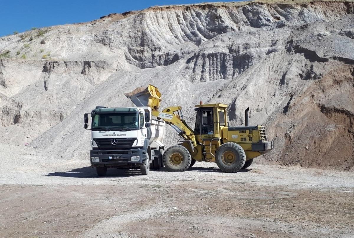 Van b&uuml;y&uuml;kşehir belediyesi kırsalda yol &ccedil;alışmalarını s&uuml;rd&uuml;r&uuml;yor