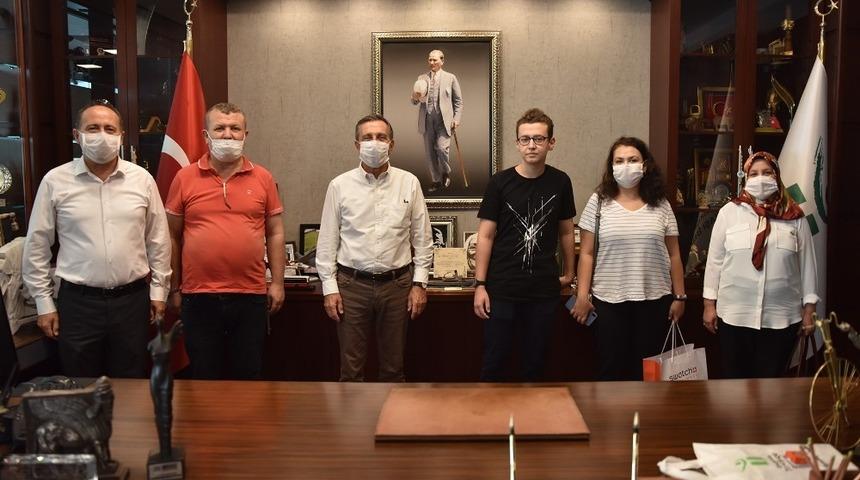 Başkan Ata&ccedil;&rsquo;tan T&uuml;rkiye birincisi &ouml;ğrenciye tebrik