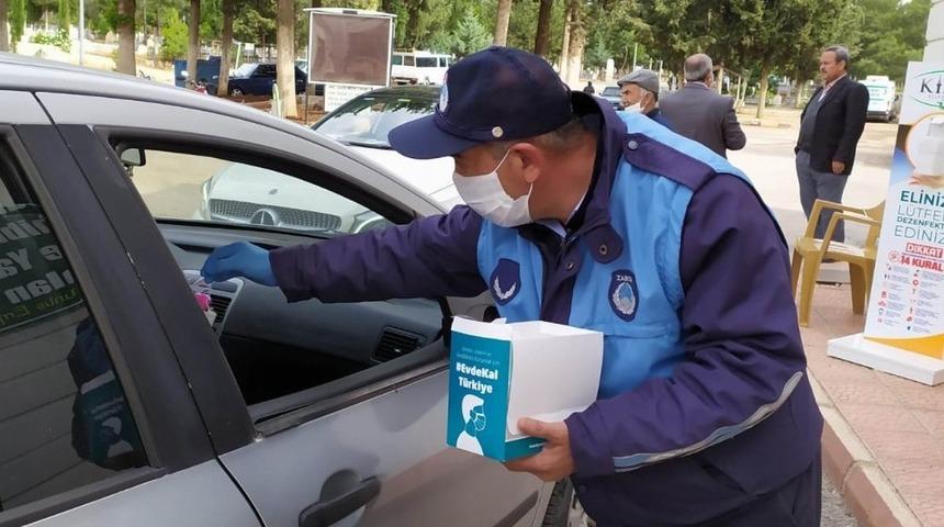 Mezar ziyareti yapanlara maske dağıtıldı