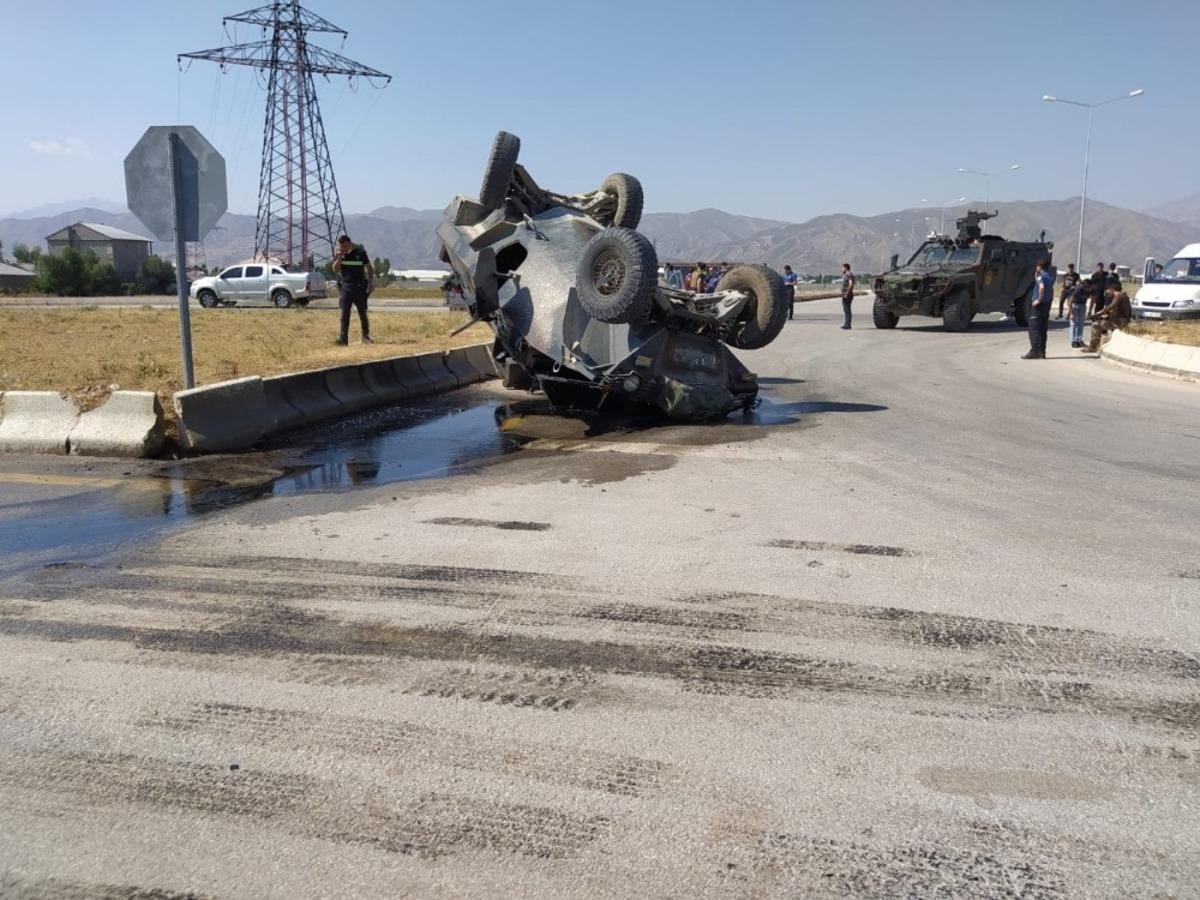Y&uuml;ksekova&rsquo;da kaza yapan zırhlı polis aracı yan yattı