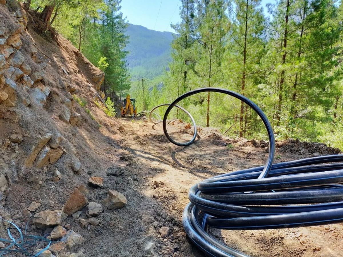 Yaz aylarında i&ccedil;me suyu sıkıntısı yaşayan mahalleye kaynaktan takviye