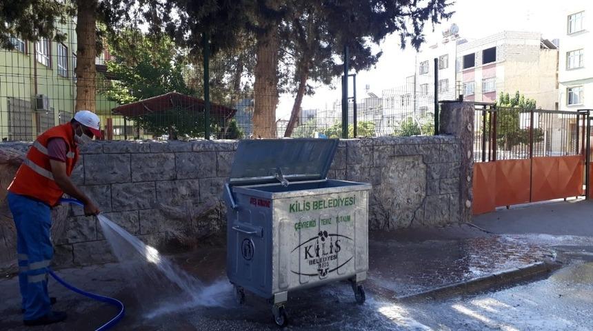 &Ccedil;&ouml;p konteynerleri yıkanıyor