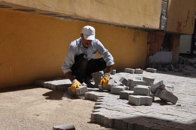 Cizre’de Cudi ve Dicle mahallesinde parke döşeme çalışmaları