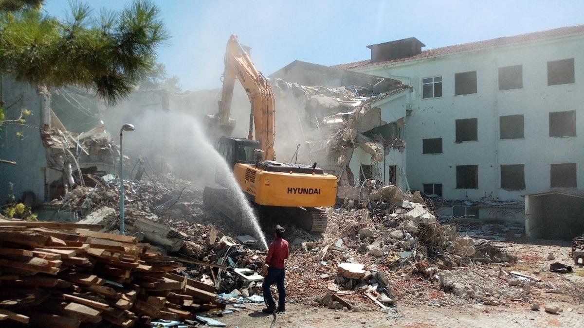 Eski Malkara Devlet Hastanesi&rsquo;nin yıkımına başlandı