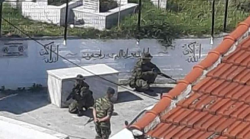 Yunan askerler Batı Trakya'daki T&uuml;rk k&ouml;y&uuml;nde silahlı tatbikat yaptı