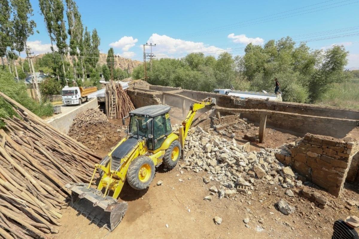 İpekyolu&rsquo;nda vatandaşlar kendi imkanlarıyla ahırlarını yıkıyor