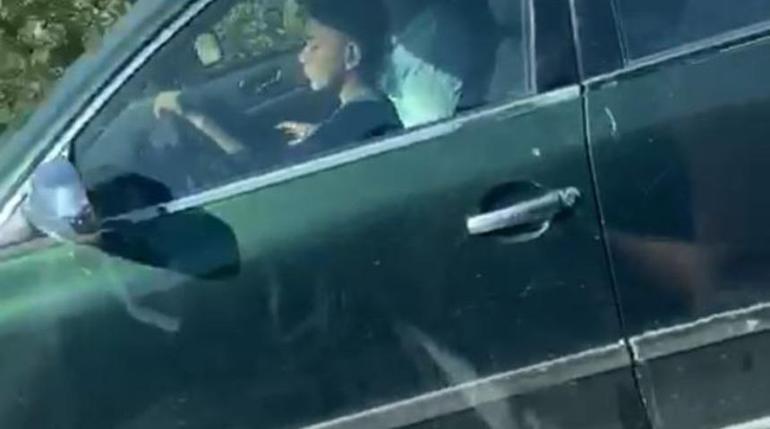 Karayolunda otomobil kullanan &ccedil;ocuk 'pes' dedirtti!