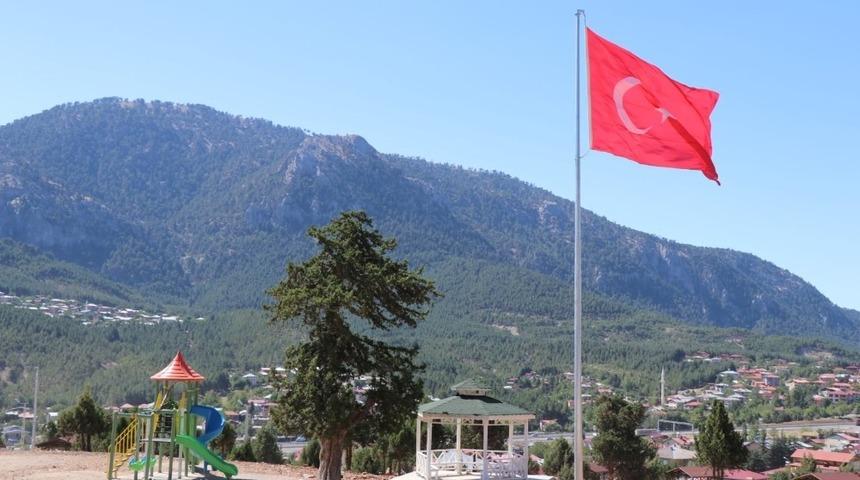 Ak&ccedil;atekir Yaylası&rsquo;na dev T&uuml;rk bayrağı